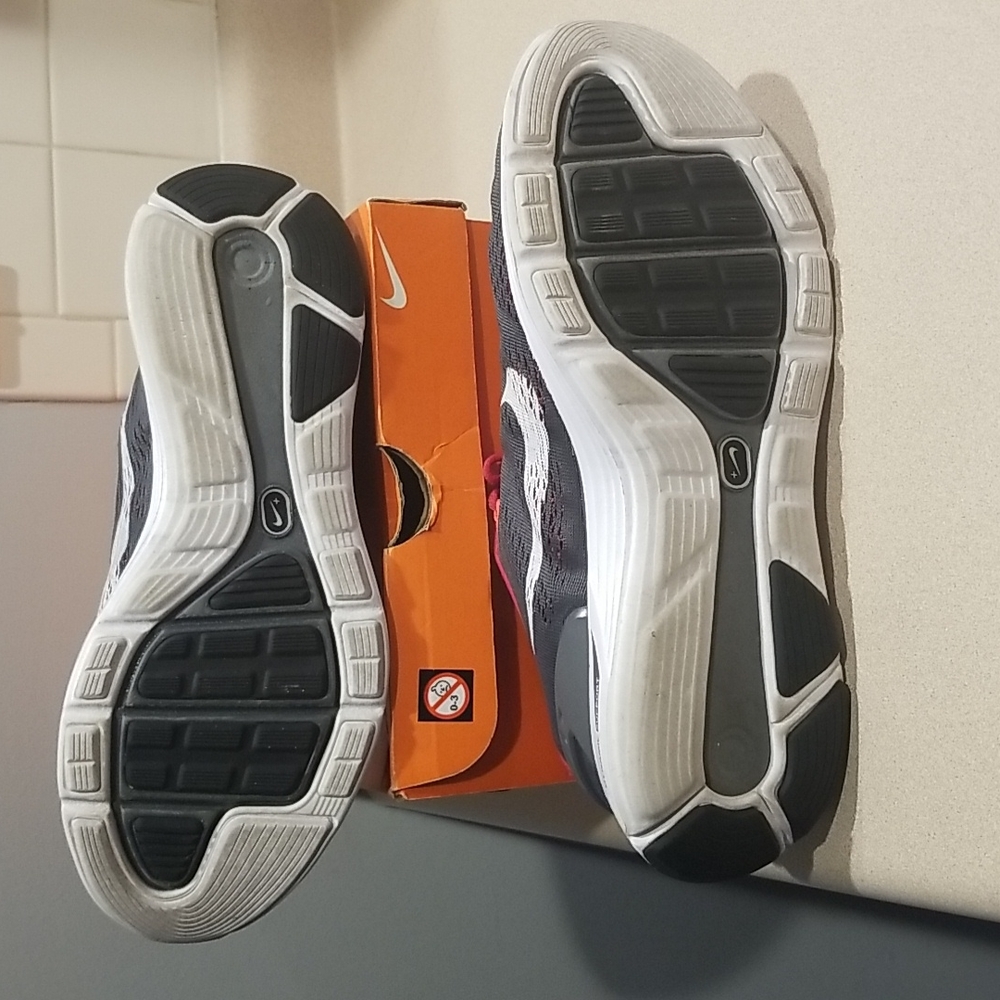 Nike shoes - Picture 3 of 4